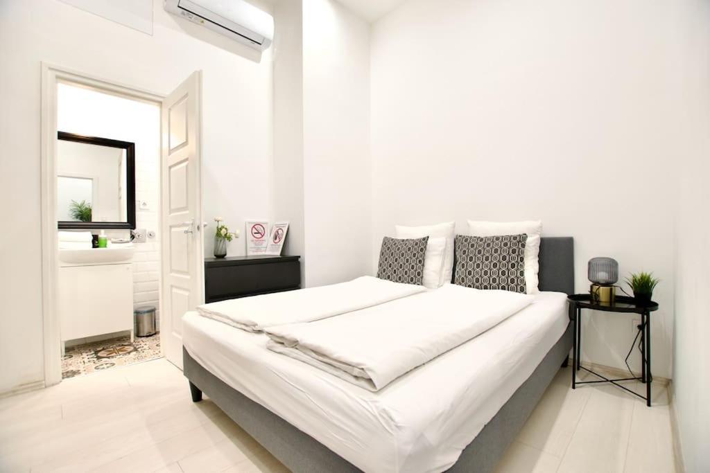Standard Apartment By Hi5-St. King Mini Studio Budapest Esterno foto